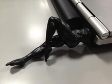 空気供給管に入り込むサンタナ型USBメモリを差し込むと、まるでサンタナがPCに入り込んでいるかのように見える。(c)荒木飛呂彦/集英社・ジョジョの奇妙な冒険製作委員会