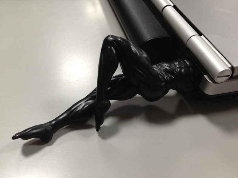 空気供給管に入り込むサンタナ型USBメモリを差し込むと、まるでサンタナがPCに入り込んでいるかのように見える。(c)荒木飛呂彦/集英社・ジョジョの奇妙な冒険製作委員会