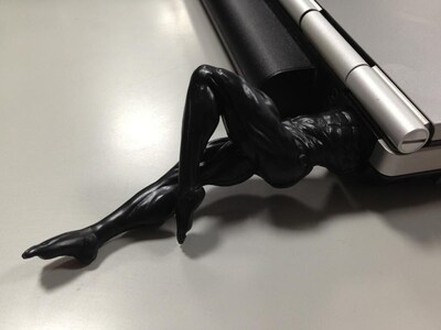 空気供給管に入り込むサンタナ型USBメモリを差し込むと、まるでサンタナがPCに入り込んでいるかのように見える。(c)荒木飛呂彦/集英社・ジョジョの奇妙な冒険製作委員会