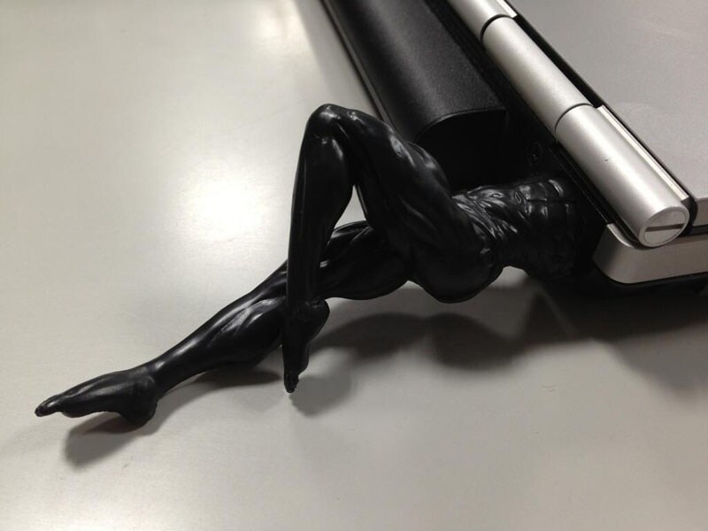 空気供給管に入り込むサンタナ型USBメモリを差し込むと、まるでサンタナがPCに入り込んでいるかのように見える。(c)荒木飛呂彦/集英社・ジョジョの奇妙な冒険製作委員会