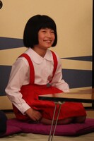 3代目まる子を演じる信太真妃。