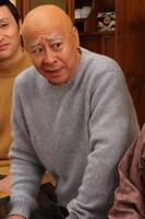 祖父・友蔵を演じるモト冬樹。