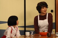 左から信太真妃、飯島直子。