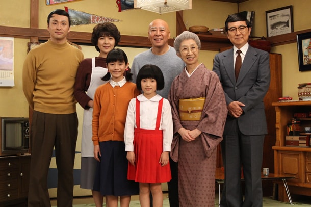 「スペシャルドラマ ちびまる子ちゃん」で、父・ヒロシを演じるアンジャッシュ児嶋（左端）ら。