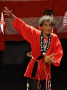 「グワシ！」をする楳図かずお。