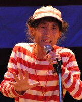 マイクを手に、歌う楳図かずお。