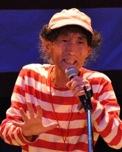 マイクを手に、歌う楳図かずお。