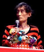 トークする楳図かずお。