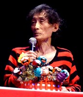 トークする楳図かずお。