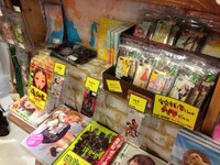 ブルービートヴィレッジヴァンガードでの「ナタリーストア」コーナーの様子。