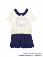 「スクールセット」（Ivory）。価格は7990円。 キャラクターの学校のユニフォームカラーのセットアイテム。 衿付きトップスにはキャラクターをイメージさせるプリント入り。 セットのチュールスカートにはバスケットボールと星のレースが裾にあしらわれている。