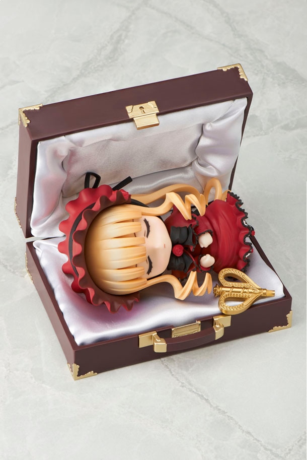 「目閉じ顔」で鞄に収められた真紅。(c)PEACH-PIT・集英社／ローゼンメイデン製作委員会