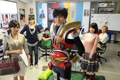 ドラマ「東京トイボックス」の場面写真より、スタジオG3の面々。