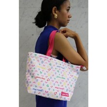 「美少女戦士セーラームーン」ミニトートバッグ（マルチカラー柄）。(c)Naoko Takeuchi (c)武内直子・PNP・東映アニメーション