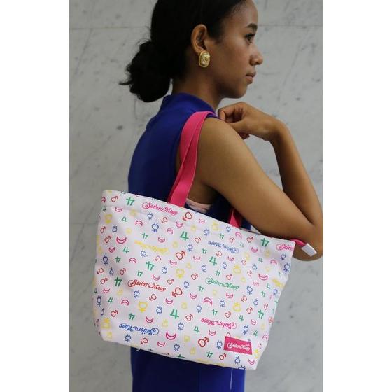 「美少女戦士セーラームーン」ミニトートバッグ（マルチカラー柄）。(c)Naoko Takeuchi (c)武内直子・PNP・東映アニメーション