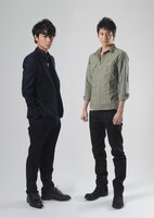 左から、綾野剛、向井理。 (c)TBS