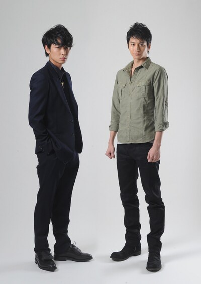 左から、綾野剛、向井理。 (c)TBS