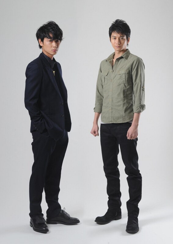 左から、綾野剛、向井理。 (c)TBS