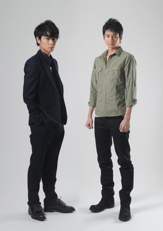 左から、綾野剛、向井理。 (c)TBS
