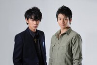 左から、綾野剛、向井理。 (c)TBS
