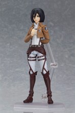 敬礼のポーズ。 (c)諫山創・講談社／「進撃の巨人」製作委員会