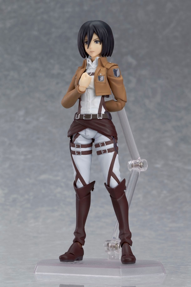 敬礼のポーズ。 (c)諫山創・講談社／「進撃の巨人」製作委員会