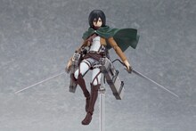 超硬質ブレードを両手に、マントを羽織った「figma ミカサ・アッカーマン」。 (c)諫山創・講談社／「進撃の巨人」製作委員会