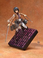 「特製di:stage ベースユニット（屋根柄）」にディスプレイされた「figma ミカサ・アッカーマン」。 (c)諫山創・講談社／「進撃の巨人」製作委員会