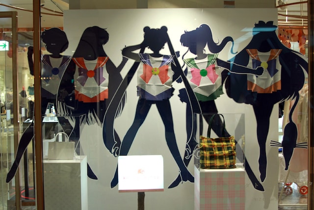 セーラー戦士たちのコスチュームをイメージした「紙エプロン」の展示。