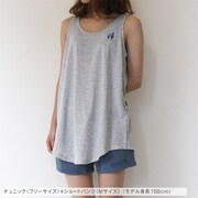 「青い花 ワンポイントルームウェア」着用写真。