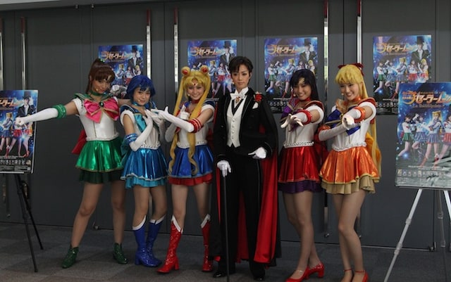 囲み取材で、それぞれにポーズを決めたキャストたち。