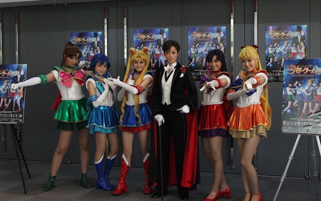 囲み取材で、それぞれにポーズを決めたキャストたち。