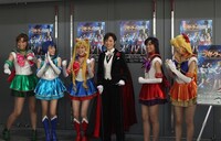 和気あいあいとした囲み取材の様子。