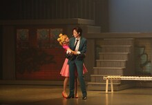 写真左よりセーラームーン役の大久保聡美、タキシード仮面役の大和悠河。