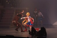 派手なアクションをこなす、セーラームーン役の大久保聡美。