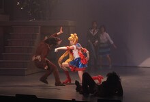 派手なアクションをこなす、セーラームーン役の大久保聡美。