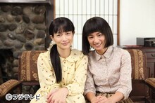 長谷川町子を演じる尾野真千子（右）と、姉の長谷川毬子を演じる長谷川京子（左）。