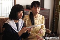 長谷川町子を演じる尾野真千子（左）と、姉の長谷川毬子を演じる長谷川京子（右）。