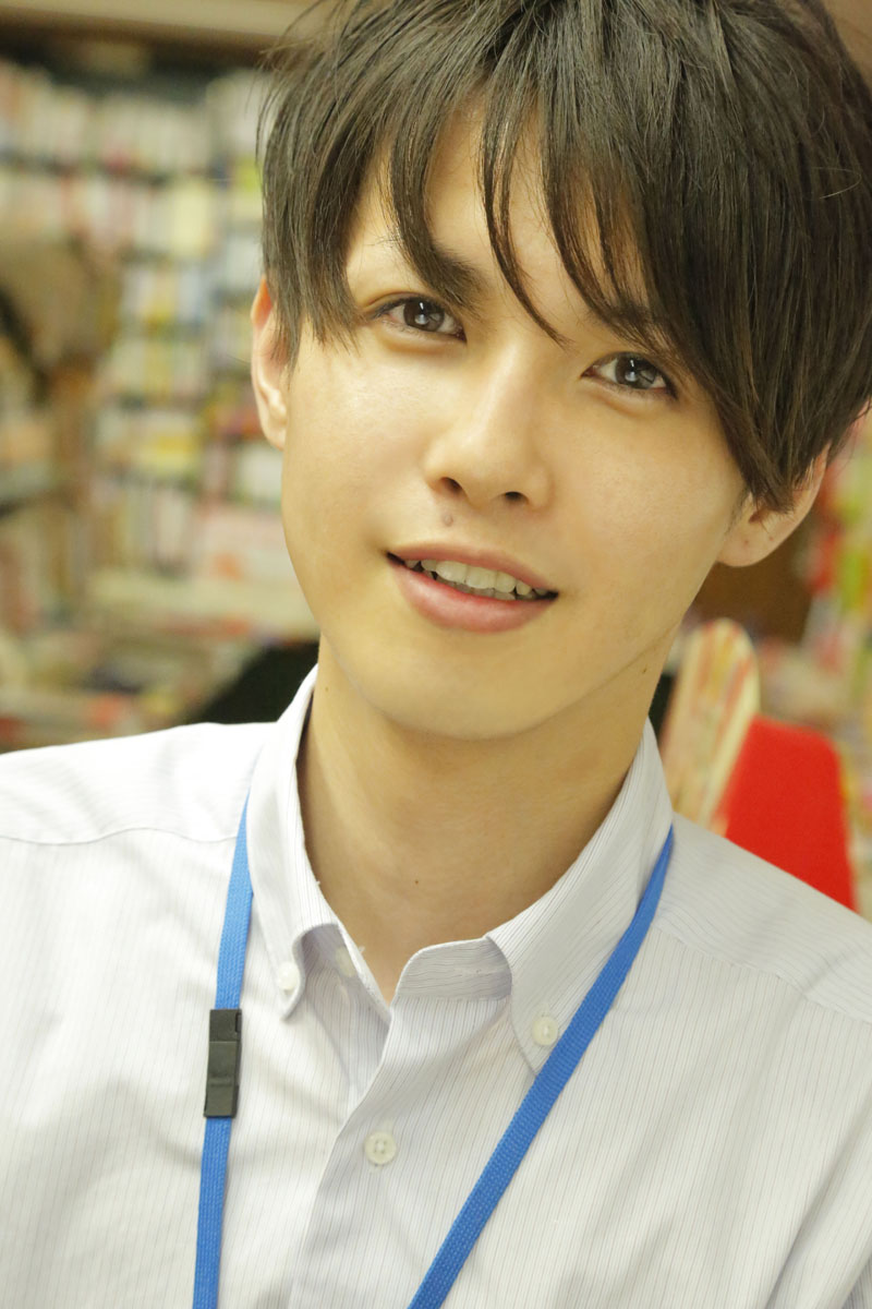 写真集「書店男子」より、三省堂書店神保町本店の鷹森慎太郎。