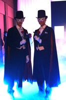 会場に現れたタキシード仮面の2人。