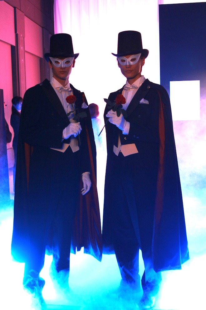 会場に現れたタキシード仮面の2人。