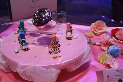 10月に発売される「ネイルコレクション」と「シャイニングムーンパウダー」。