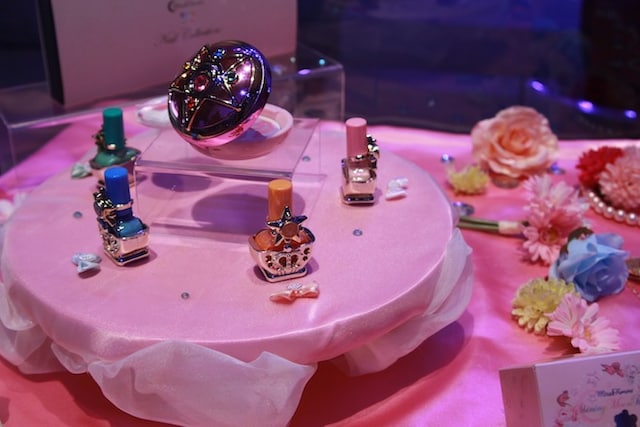 10月に発売される「ネイルコレクション」と「シャイニングムーンパウダー」。