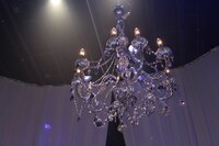 会場では、シルバーミレニアムのきらびやかな雰囲気が再現された。