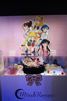 「美少女戦士セーラームーン」をモチーフとしたコスメシリーズ「Miracle Romance」の商品展示。