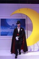 タキシード仮面と月のオブジェとの撮影コーナー。来場者が記念撮影を楽しんでいた。