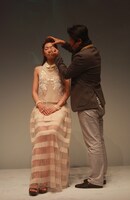 ヘアメイクアップアーティストの山田信之介によるメイクショー。