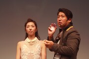 ヘアメイクアップアーティストの山田信之介によるメイクショー。