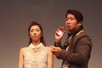 ヘアメイクアップアーティストの山田信之介によるメイクショー。