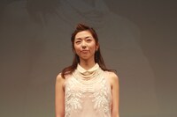 「スターパワープリズムライナーシリーズ」を使用したメイクが完成。